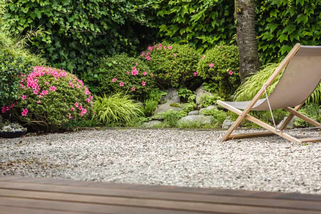 Japanische Gartengestaltung mit Azaleen in einem privaten Garten mit Kiesfläche