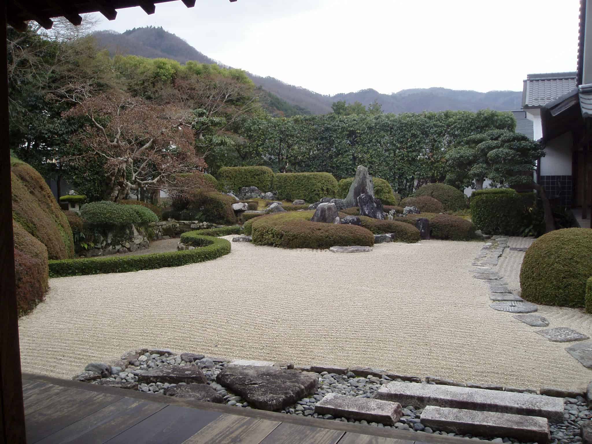 Satsuki-Azaleen in Seigaiha-Wellenform im Tempelgarten Raikyu-ji, Okayama, Japan