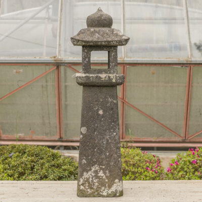 Japanische Steinlaterne (Ishidōrō) – handgehauene Pfeilerlaterne aus Naturstein mit Flechten-Patina, Rifferswil